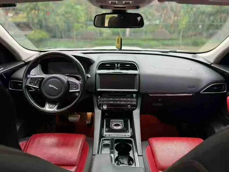 捷豹F-PACE 后面外观一