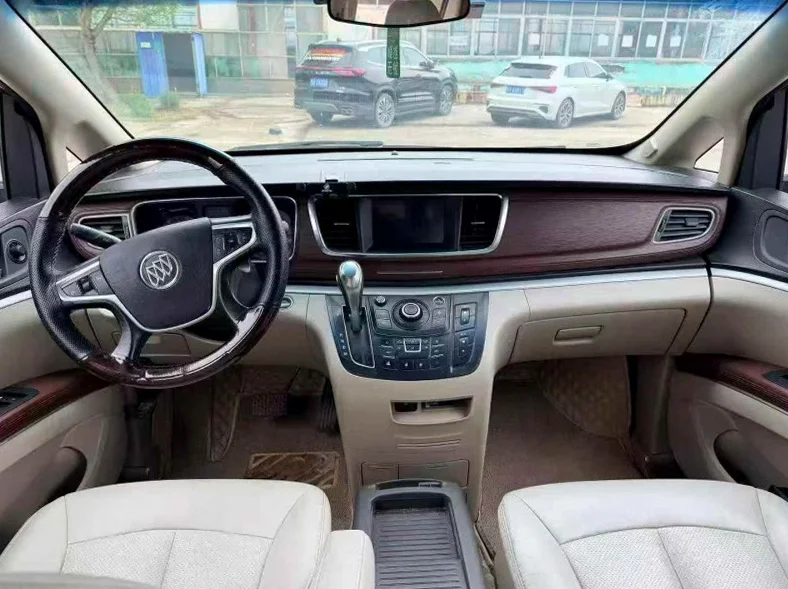 别克GL8 内饰前排