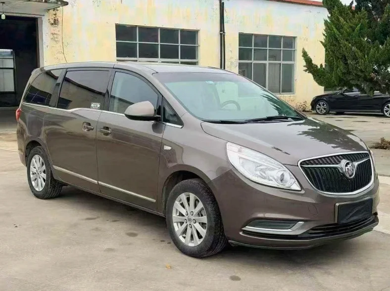 别克GL8 正面外观三