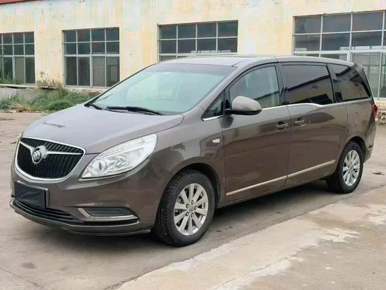 别克GL8 正面外观二