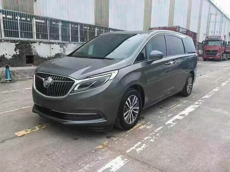 别克GL8 正面外观二