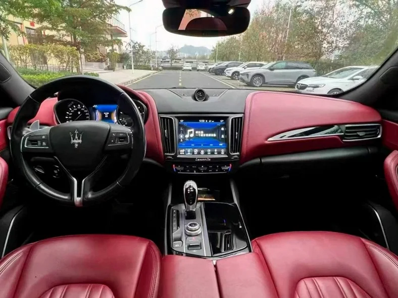 玛莎拉蒂Levante 后面外观三