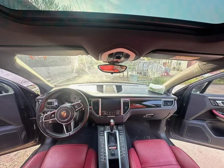 保时捷Macan 后面外观一