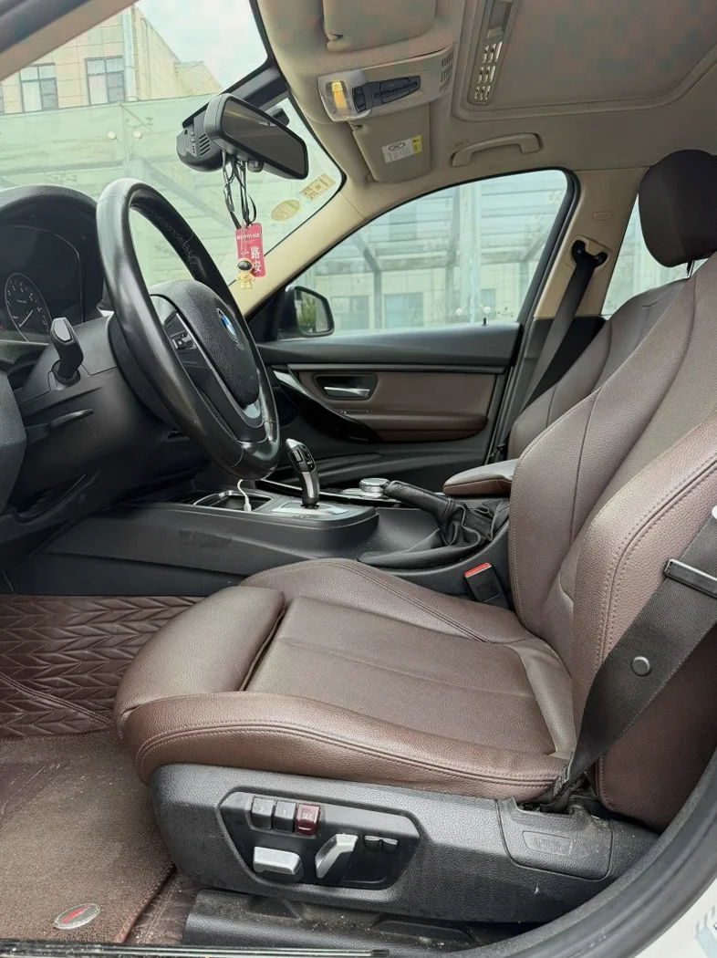 宝马3系 驾驶室