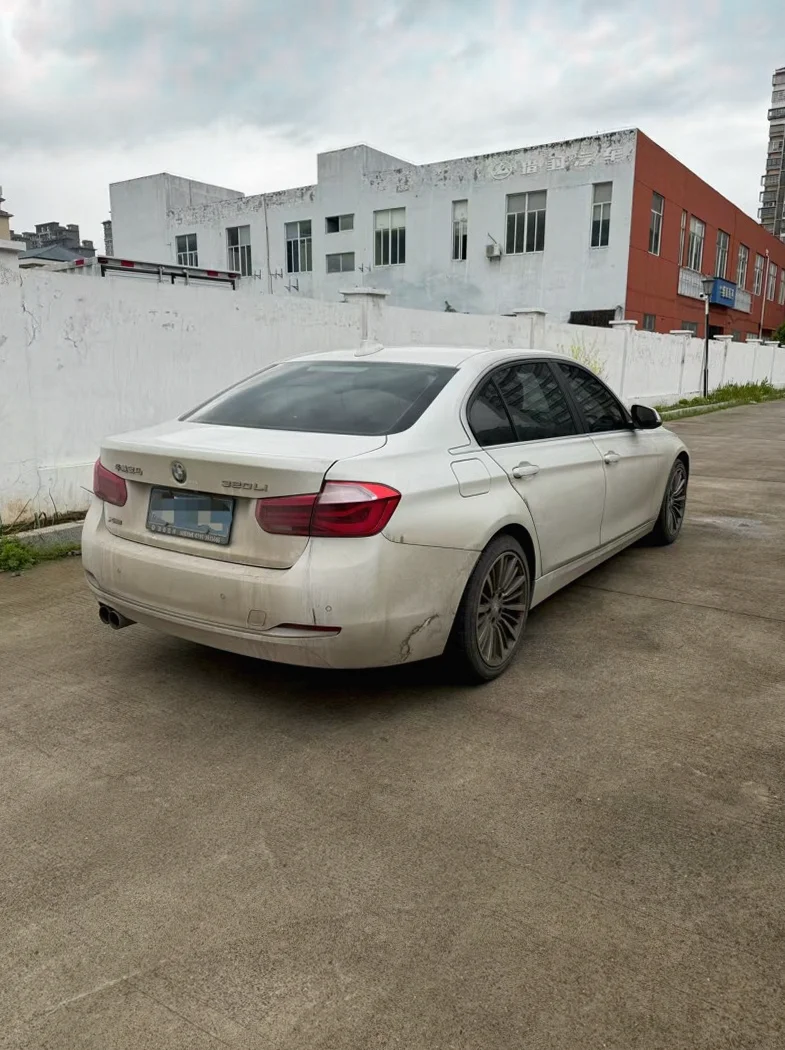 宝马3系 后面外观一