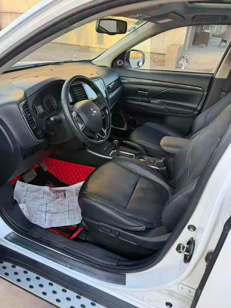 三菱欧蓝德 后面外观三