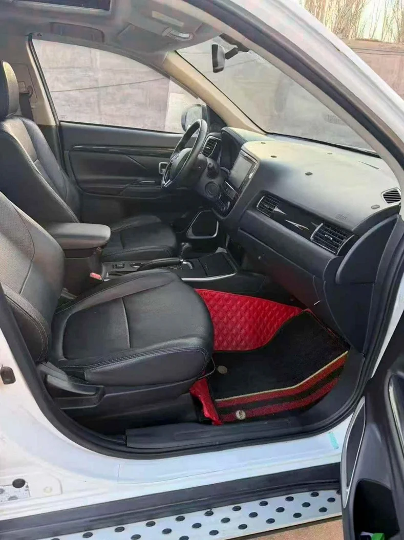 三菱欧蓝德 后面外观一