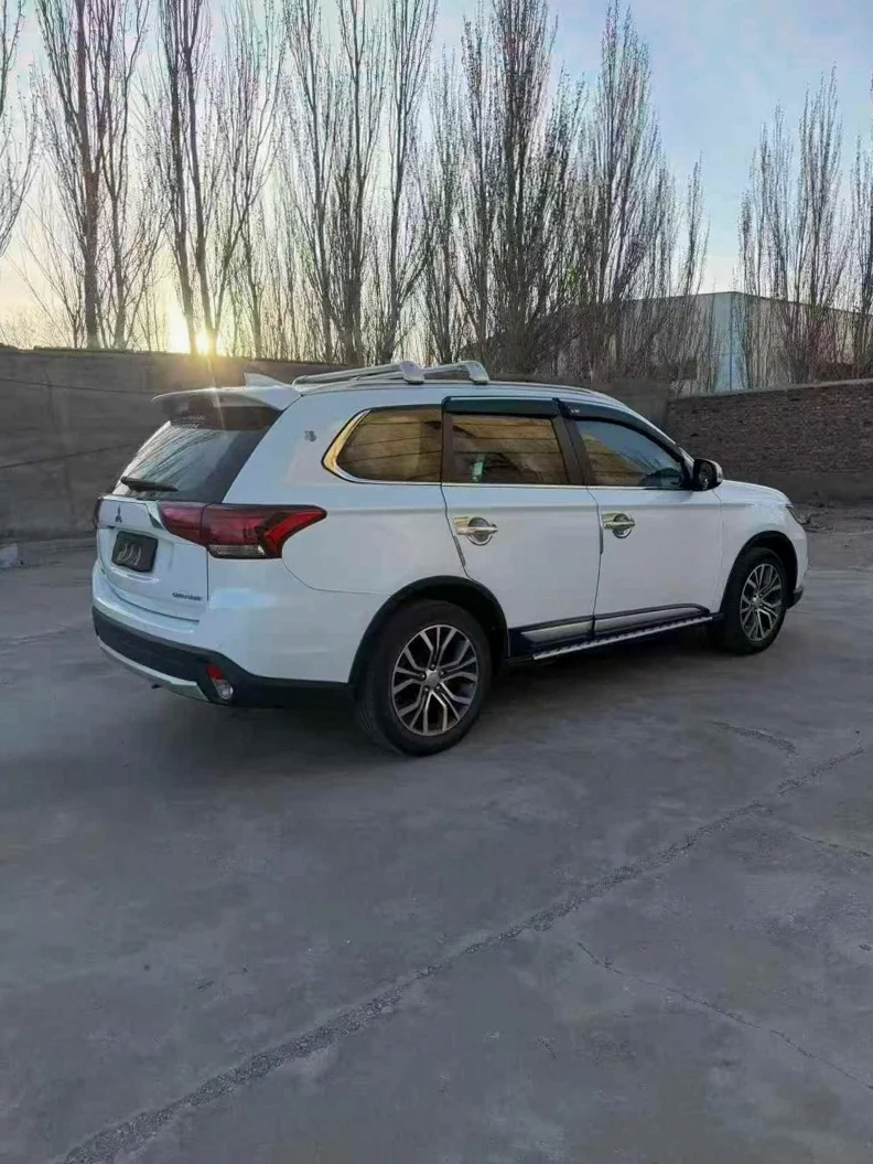 三菱欧蓝德 内饰后排