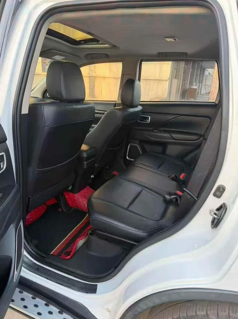 三菱欧蓝德 后面外观二