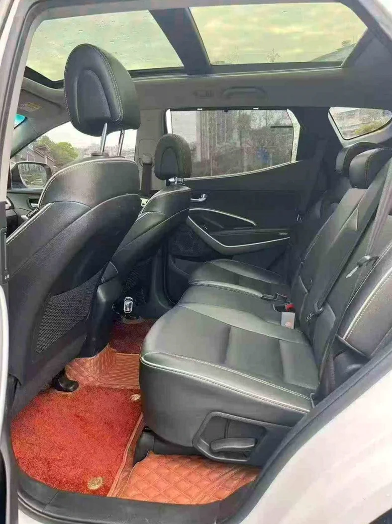 现代新胜达 后面外观一