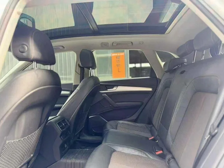 奥迪Q5 内饰前排