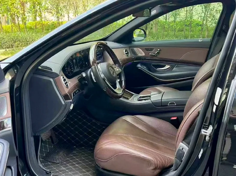 奔驰S 后面外观一