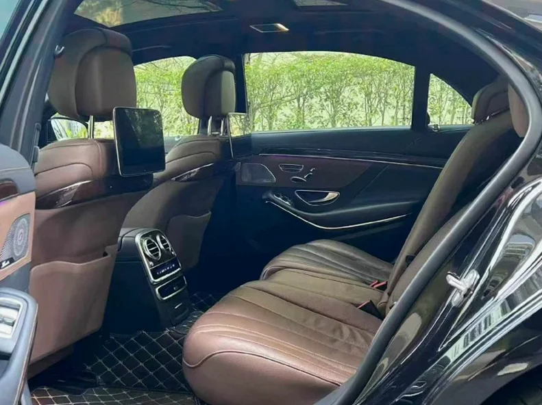 奔驰S 后面外观三