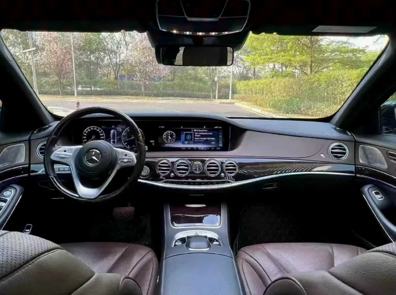 奔驰S 后面外观二