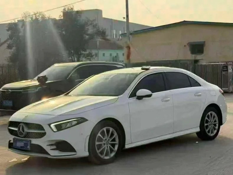 奔驰A 正面外观二