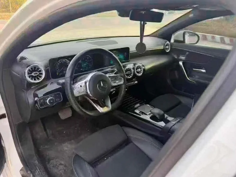 奔驰A 后面外观一