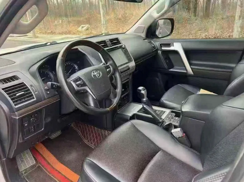 丰田普拉多 后面外观一