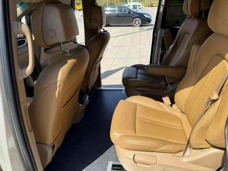 别克GL8 后面外观一