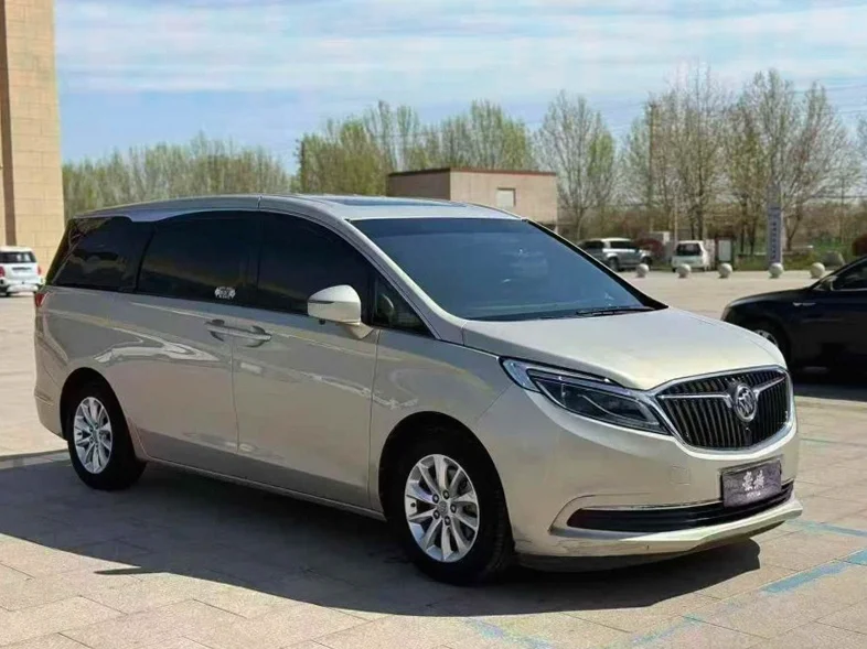 别克GL8 正面外观二