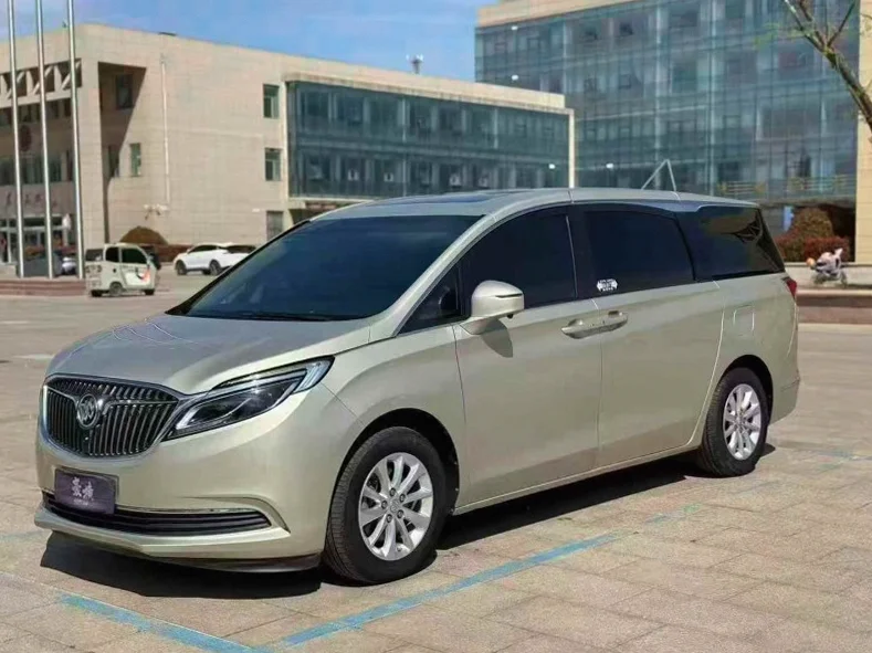 别克GL8 正面外观三