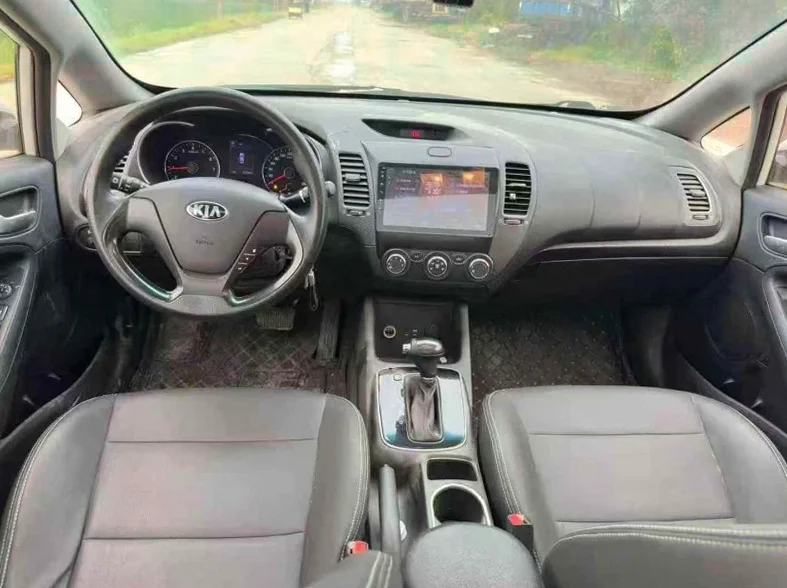 起亚K5 后面外观三