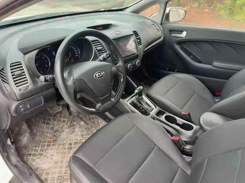 起亚K5 后面外观一