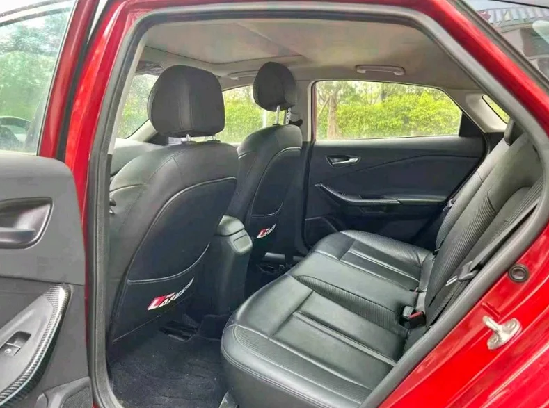 现代菲斯塔 驾驶室