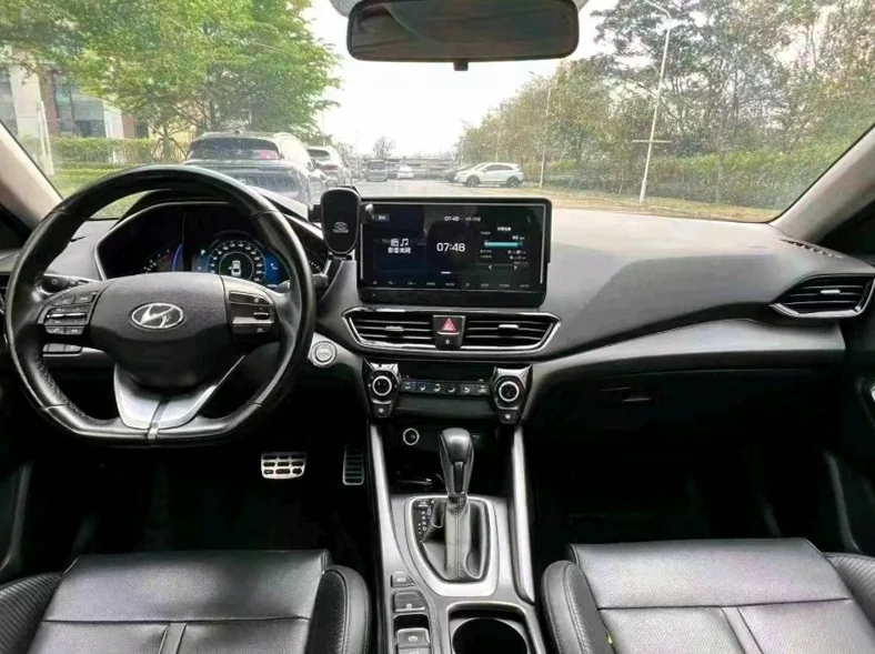 现代菲斯塔 内饰前排