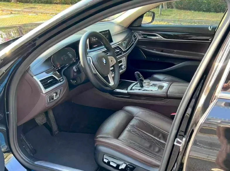 宝马7系 后面外观一