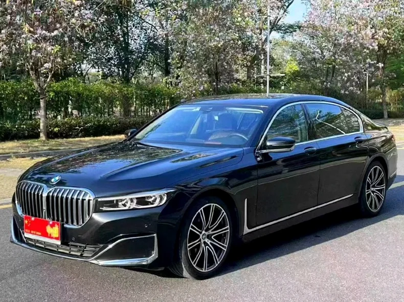 宝马7系 正面外观三