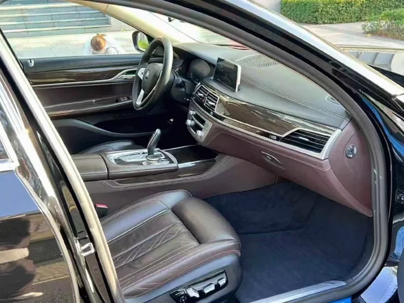 宝马7系 后面外观三