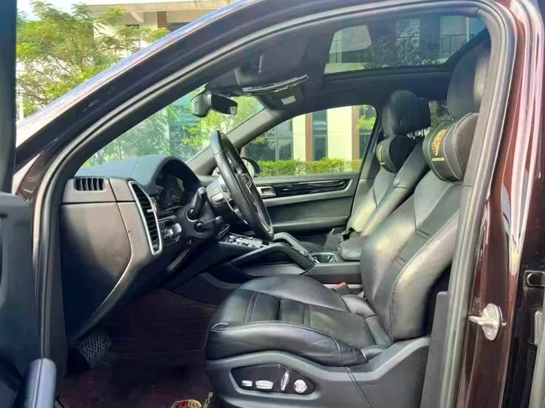 保时捷卡宴 内饰后排