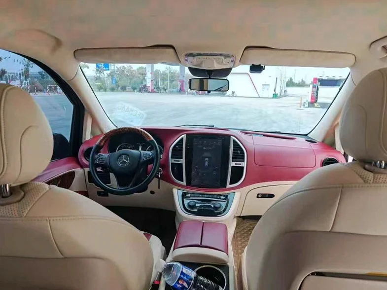 奔驰威霆 后面外观一