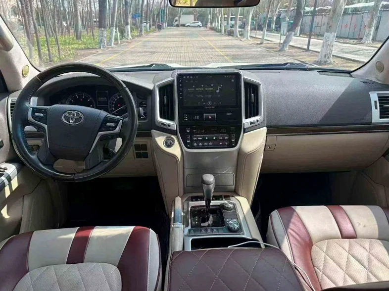 丰田兰德酷路泽 后面外观一