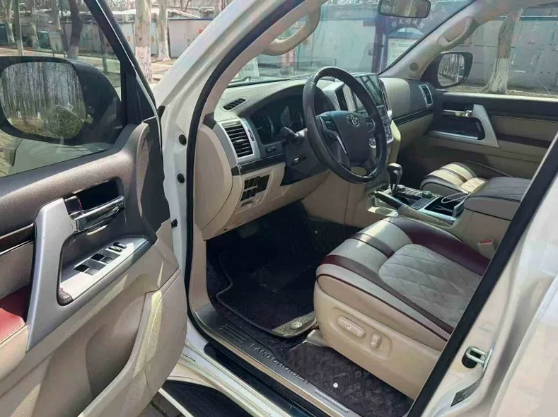 丰田兰德酷路泽 后面外观二