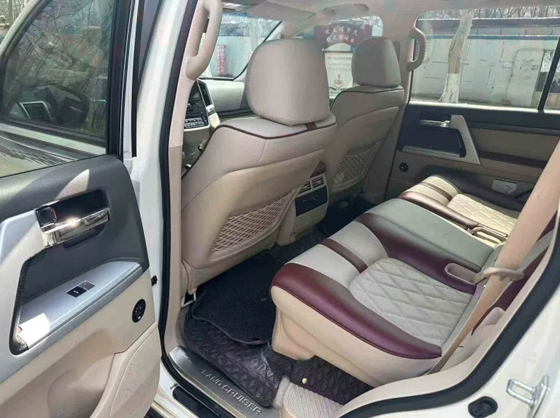 丰田兰德酷路泽 后面外观三