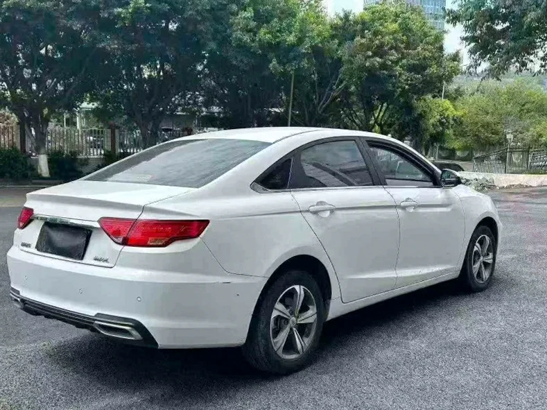 吉利帝豪 内饰前排