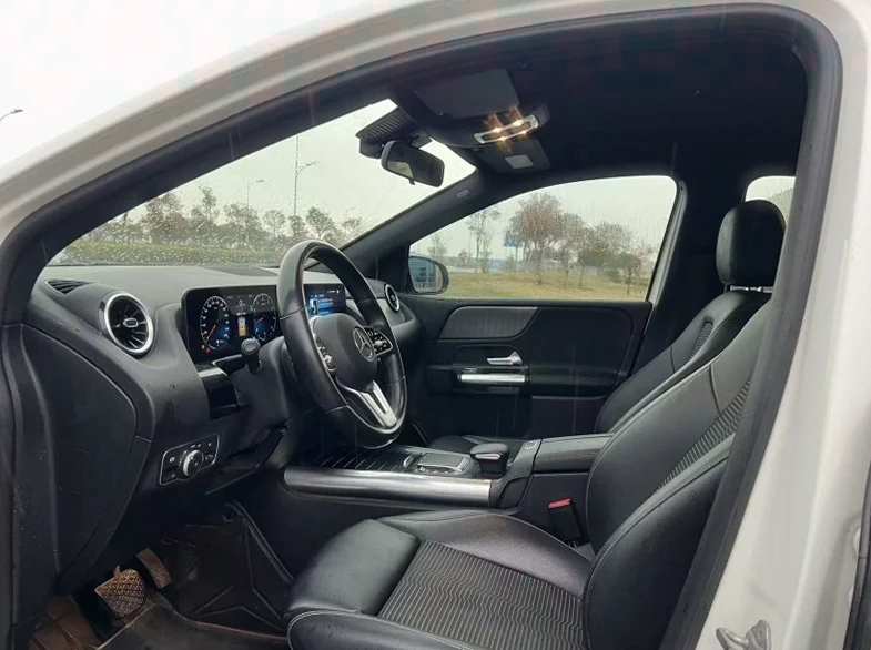 奔驰B 后面外观一