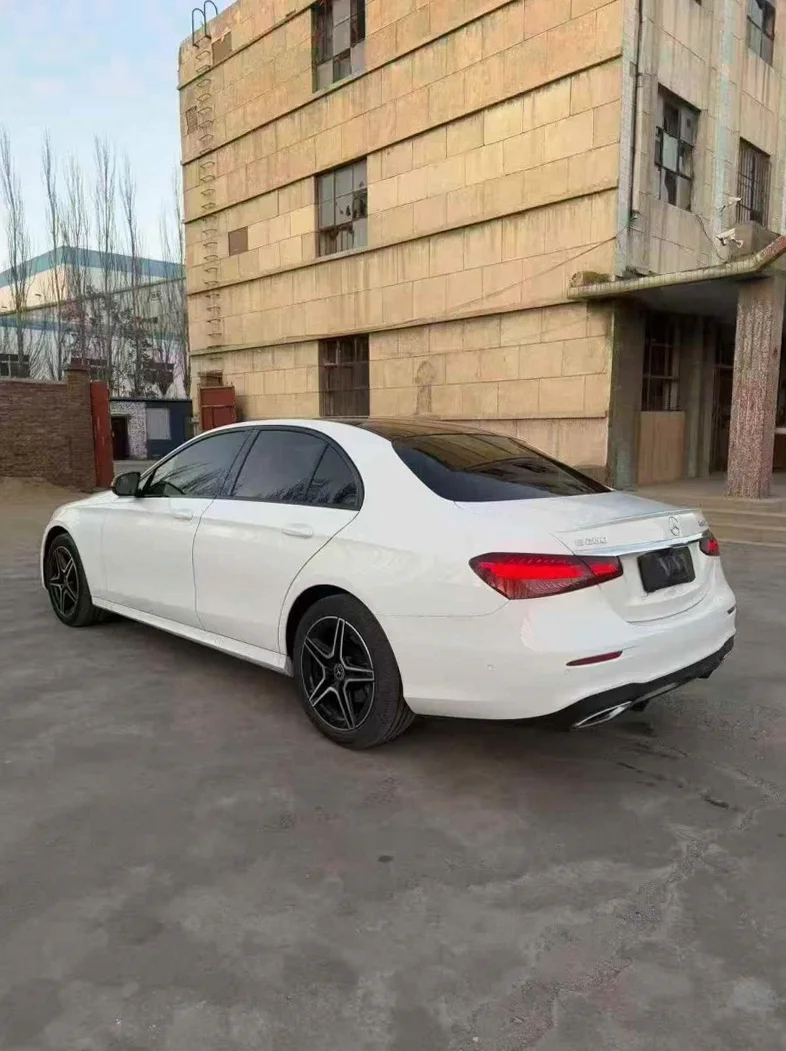 奔驰E 内饰后排