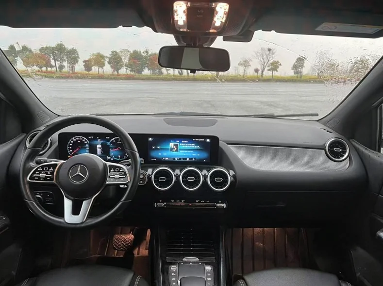奔驰B 内饰前排