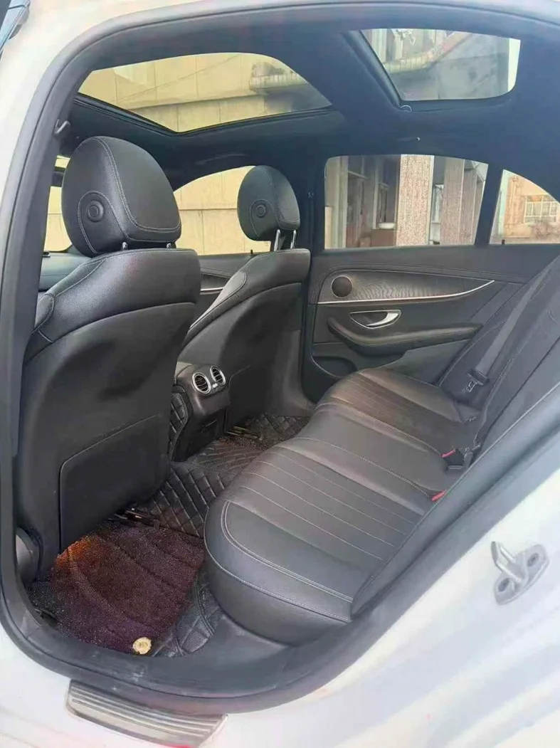 奔驰E 内饰前排