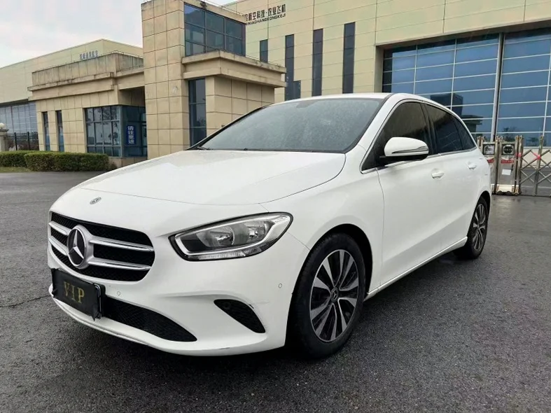 奔驰B 正面外观二