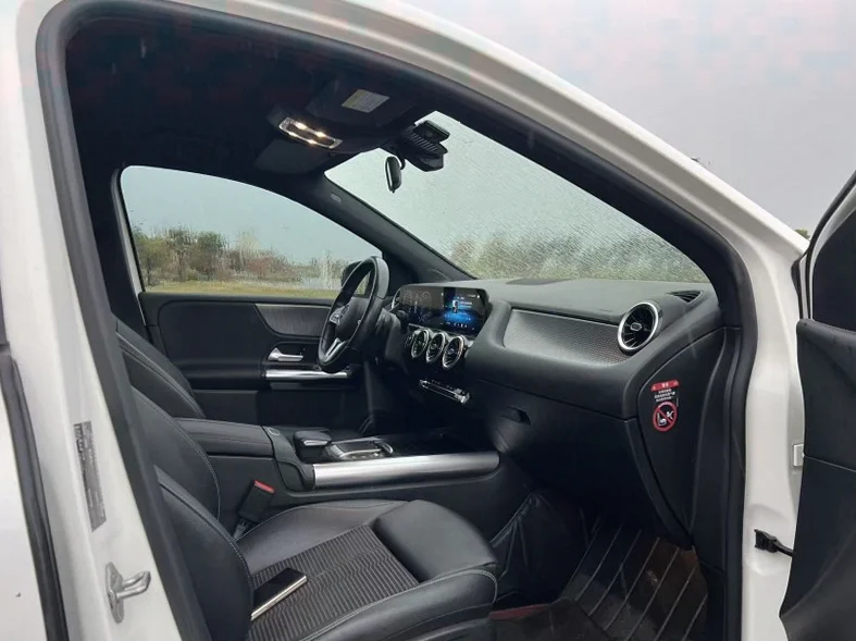 奔驰B 后面外观三