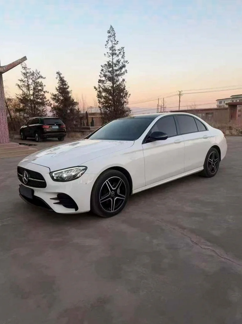 奔驰E 正面外观二