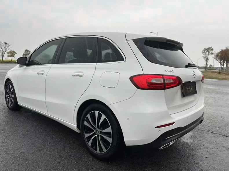 奔驰B 内饰后排