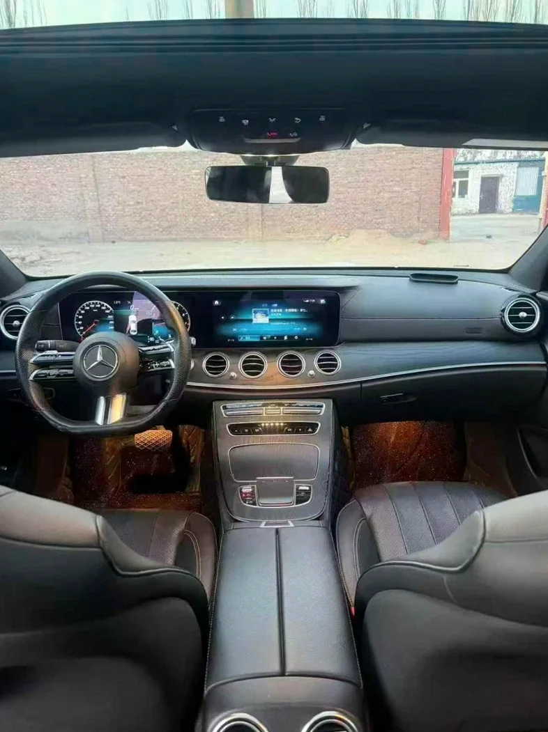 奔驰E 后面外观一