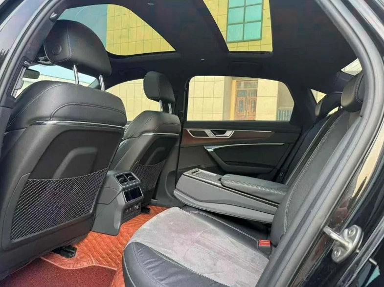 奥迪A6L 内饰后排