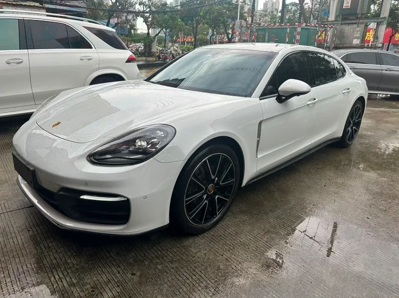 保时捷帕拉梅拉 正面外观三