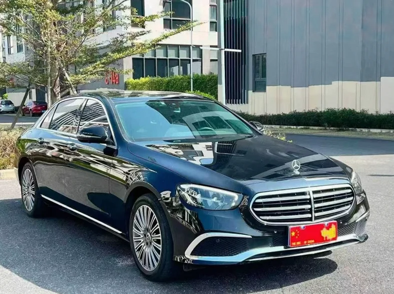 奔驰E 正面外观三