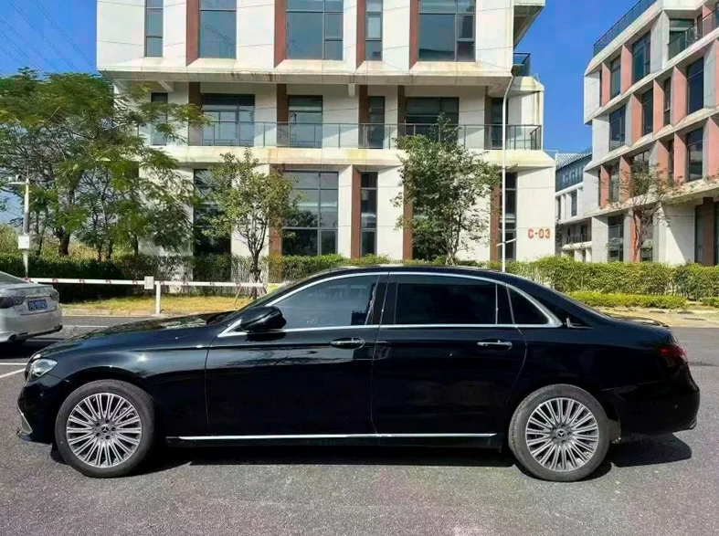 奔驰E 后面外观三